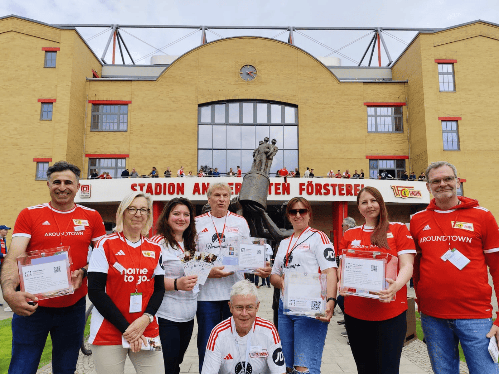 Team des Türöffner e.V. vor dem Stadion an der alten Försterei
