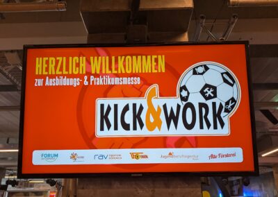 Bildschirm mit Infos im Rahmen der Teilnahme von Türöffner e.V. bei der Ausbildungs- und Praktikumsmesse „Kick & Work“ im Stadion An der Alten Försterei