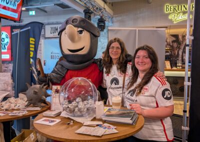 Das Team von Türöffner e.V. bei der Ausbildungs- und Praktikumsmesse „Kick & Work“ im Stadion An der Alten Försterei