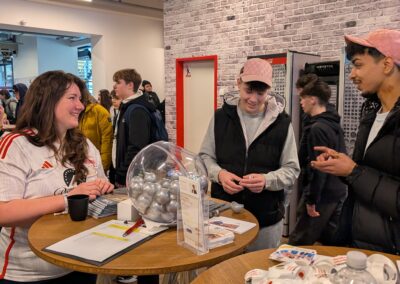 Das Team von Türöffner e.V. bei der Ausbildungs- und Praktikumsmesse „Kick & Work“ im Stadion An der Alten Försterei